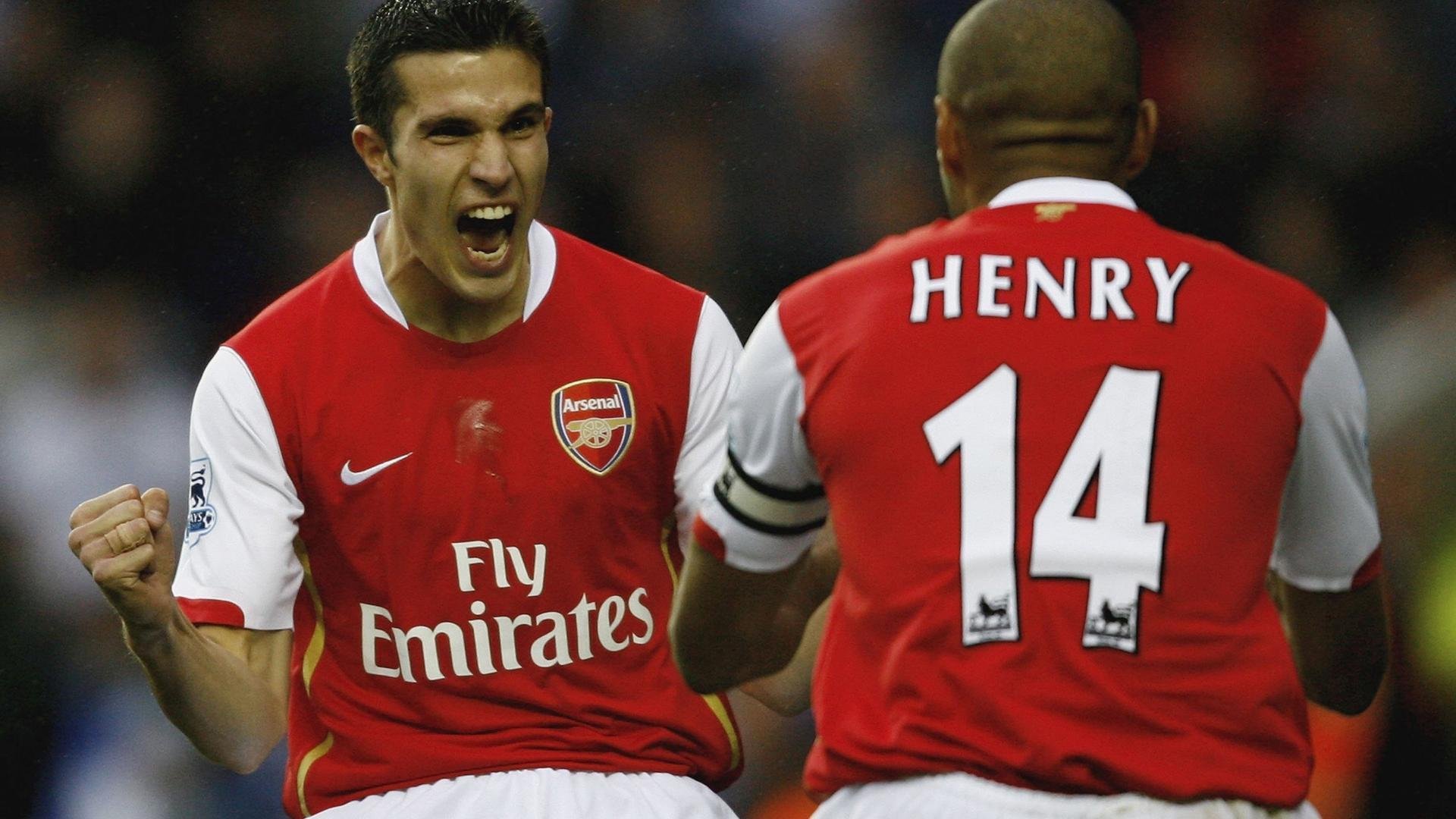 纽伦堡中场组织体系渐成熟，纽伦堡主场球衣